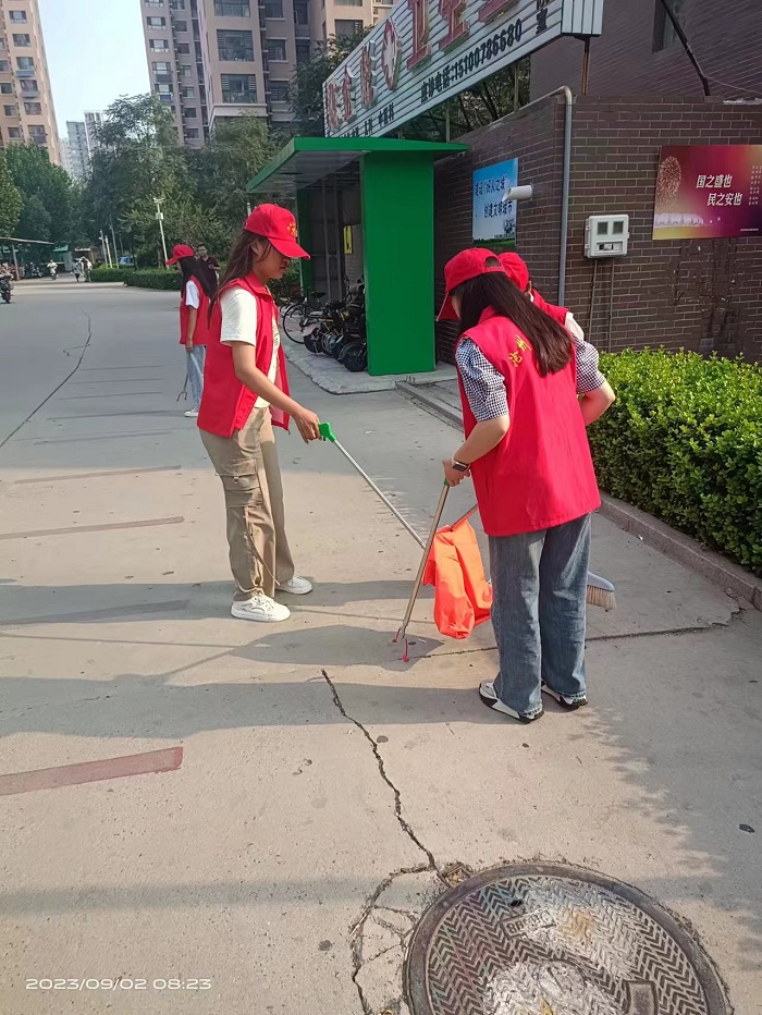 9月2日乐动手机版在凤凰城A区开展志愿服务活动 (3).jpg